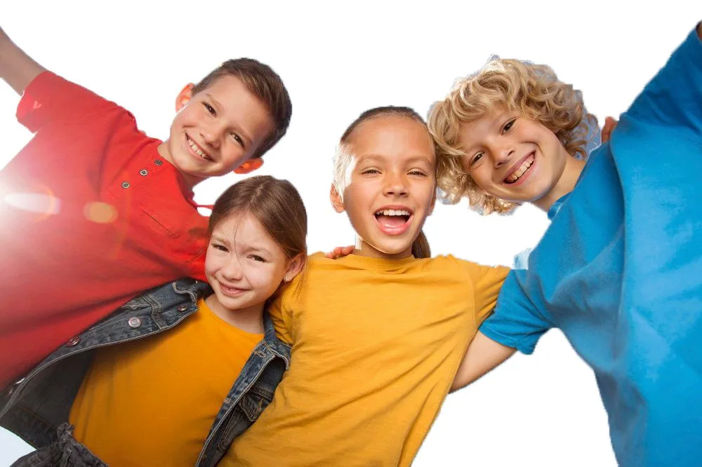 Vier lachende Kinder stecken die Köpfe zusammen